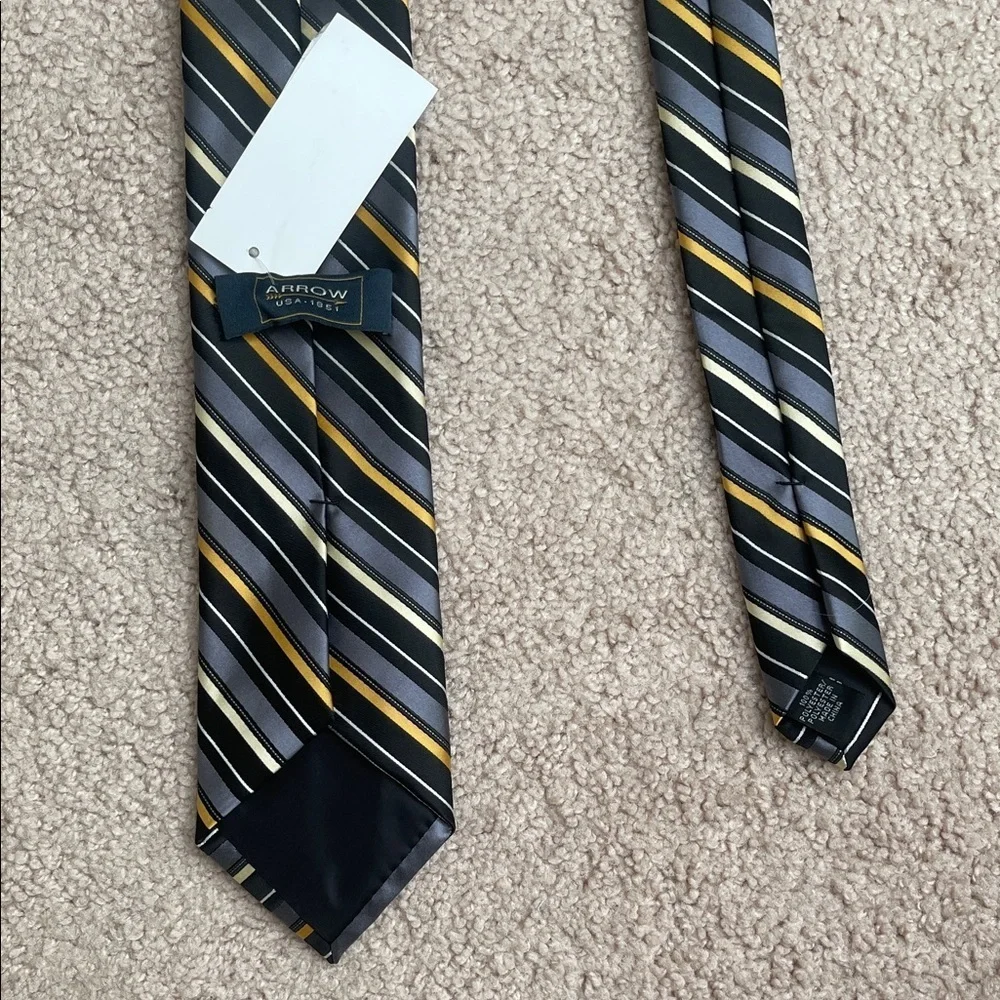 Arrow Striped Tie in Gray and Yellow